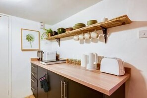 Apartment | 1 bedroom - Basement Studio in Summertown With Kitchenette (Oxford)