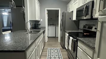 Frigorífic, microones, forn i placa de cuina