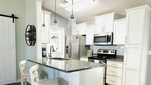 Private kitchen - Clean, Bright & Peaceful home in quiet neighborhood close proximity to FSU &FAMU (Tallahassee)