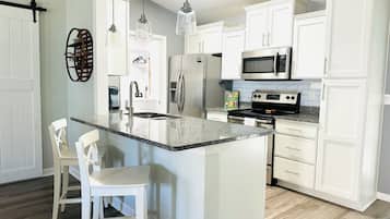 Frigorífico, microondas, horno y placa de cocina