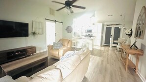 Living area - Clean, Bright & Peaceful home in quiet neighborhood close proximity to FSU &FAMU (Tallahassee)