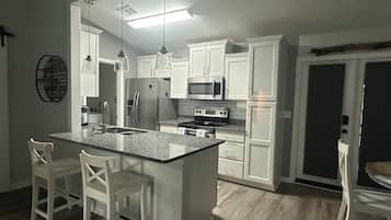 Een koelkast, een microgolfoven, een oven, een kookplaat