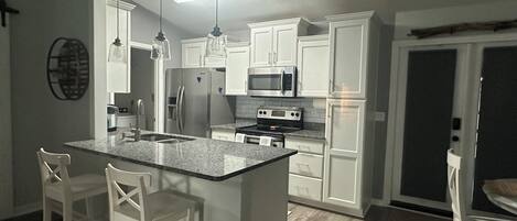 Køleskab, mikrobølgeovn, ovn, kogeplade