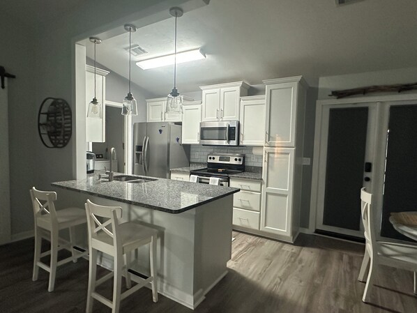 Réfrigérateur, micro-ondes, four, plaque de cuisson