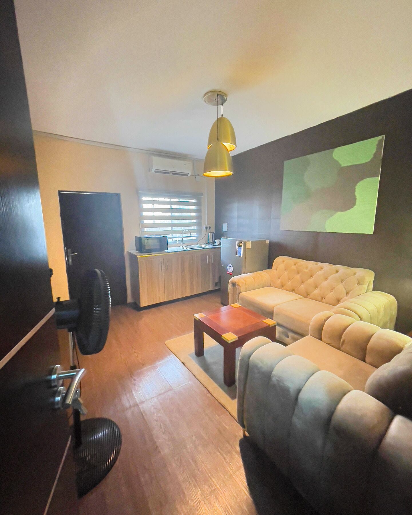 Apartament estàndard, 1 dormitori | Sala d'estar | Televisor LED de 36 polzades amb canals per cable 