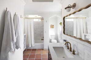 Een haardroger, handdoeken, zeep, toiletpapier