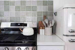 Mikrobølgeovn, ovn, kokeplater og oppvaskmaskin