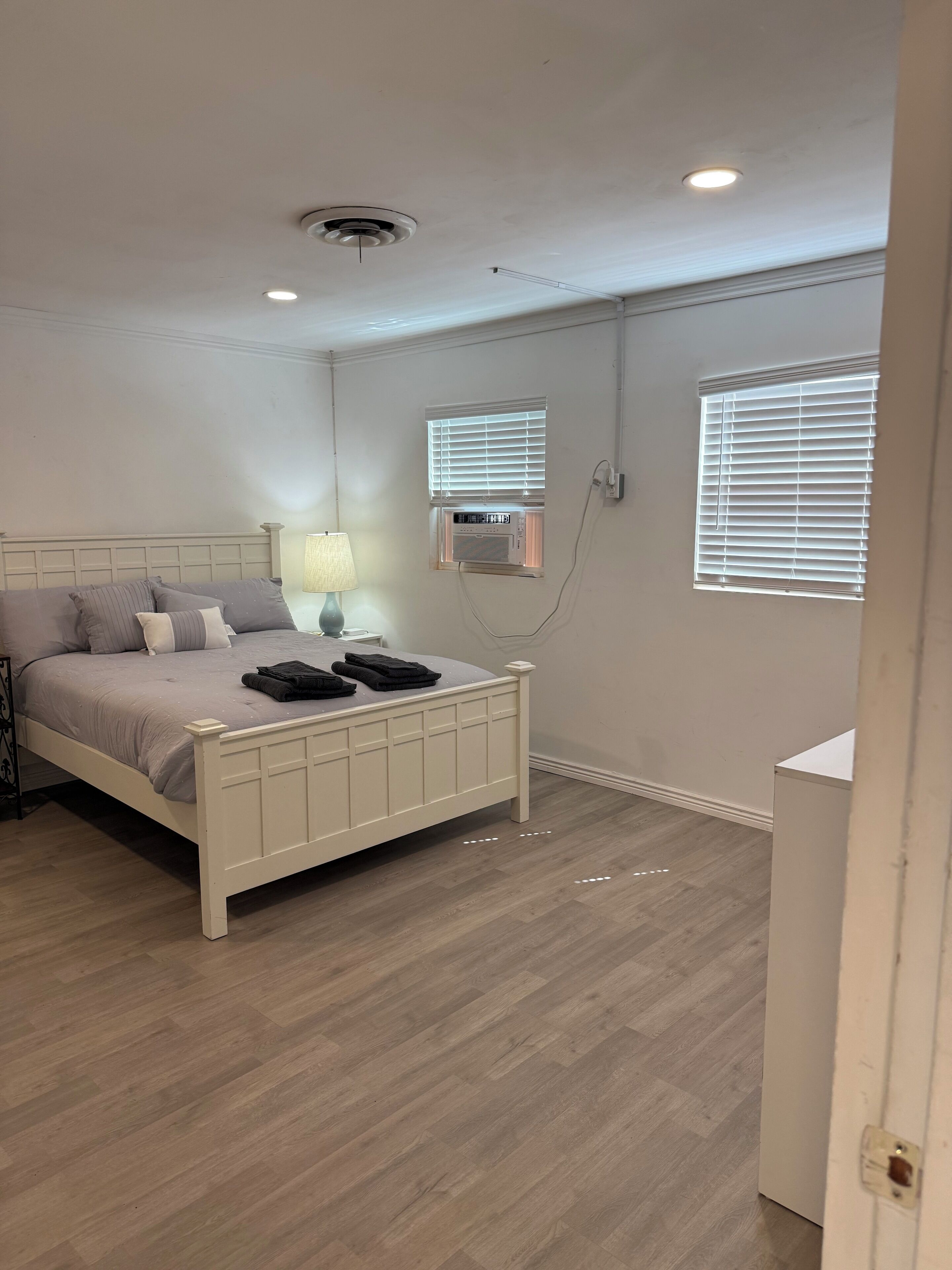 4 habitaciones, escritorio, tabla de planchar con plancha y wifi gratis 