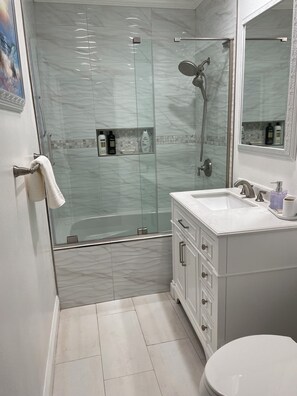 Een douche, een bubbelbad, een haardroger, handdoeken