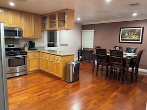 Mikrobølgeovn, ovn, kokeplater og oppvaskmaskin