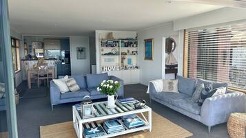 Een televisie en een open haard