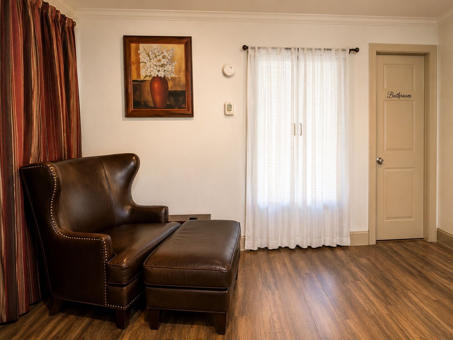 Double Room, 1 King Bed, Pets Allowed | Living area | 32-inch LED TV with cable channels