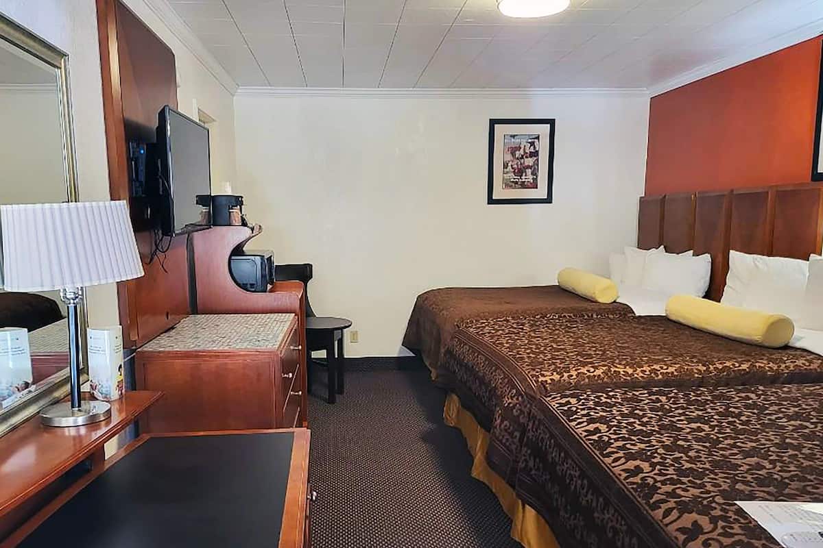 Chambre Triple Deluxe, plusieurs lits, non-fumeurs, animaux de compagnie interdits | Bureau, espace de travail pour ordinateur portable