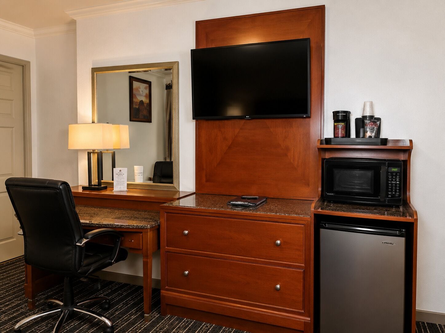 Habitación doble, 1 cama King size, se aceptan mascotas | Escritorio, espacio para trabajar con laptop y insonorización 