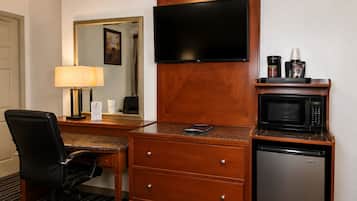 Habitación doble, 1 cama King size, se aceptan mascotas | Escritorio, espacio para trabajar con laptop y insonorización