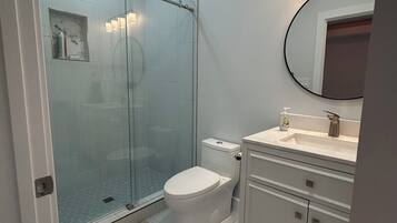 Secador de pelo, toallas, jabón, papel higiénico