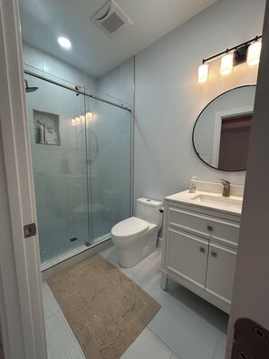 Haartrockner, Handtücher, Seife, Toilettenpapier