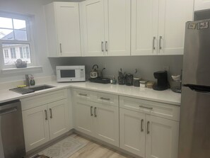 Private kitchen - Entire Guest Suite w Elevator near Tysons Corner Falls Church Dunn Loring Metro (Dunn Loring)