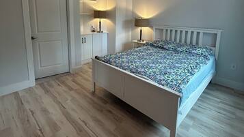 1 habitación, tabla de planchar con plancha, wifi gratis y ropa de cama