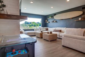 Téléviseur, foyer, jeux vidéo, table de ping-pong