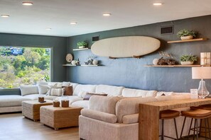 Téléviseur, foyer, jeux vidéo, table de ping-pong