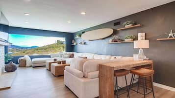 Televisión, chimenea, videojuegos y tenis de mesa