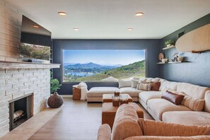 Téléviseur, foyer, jeux vidéo, table de ping-pong