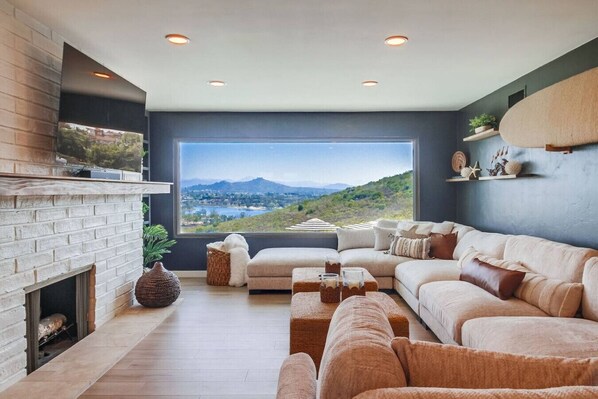 Téléviseur, foyer, jeux vidéo, table de ping-pong