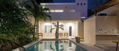 Standardværelse med dobbeltseng eller 2 enkeltsenge - terrasse - udsigt til pool | Terrasse/gårdhave