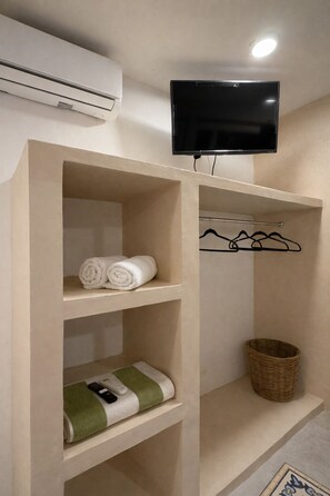 Habitación doble estándar, patio, vista a la alberca | Wifi gratis 