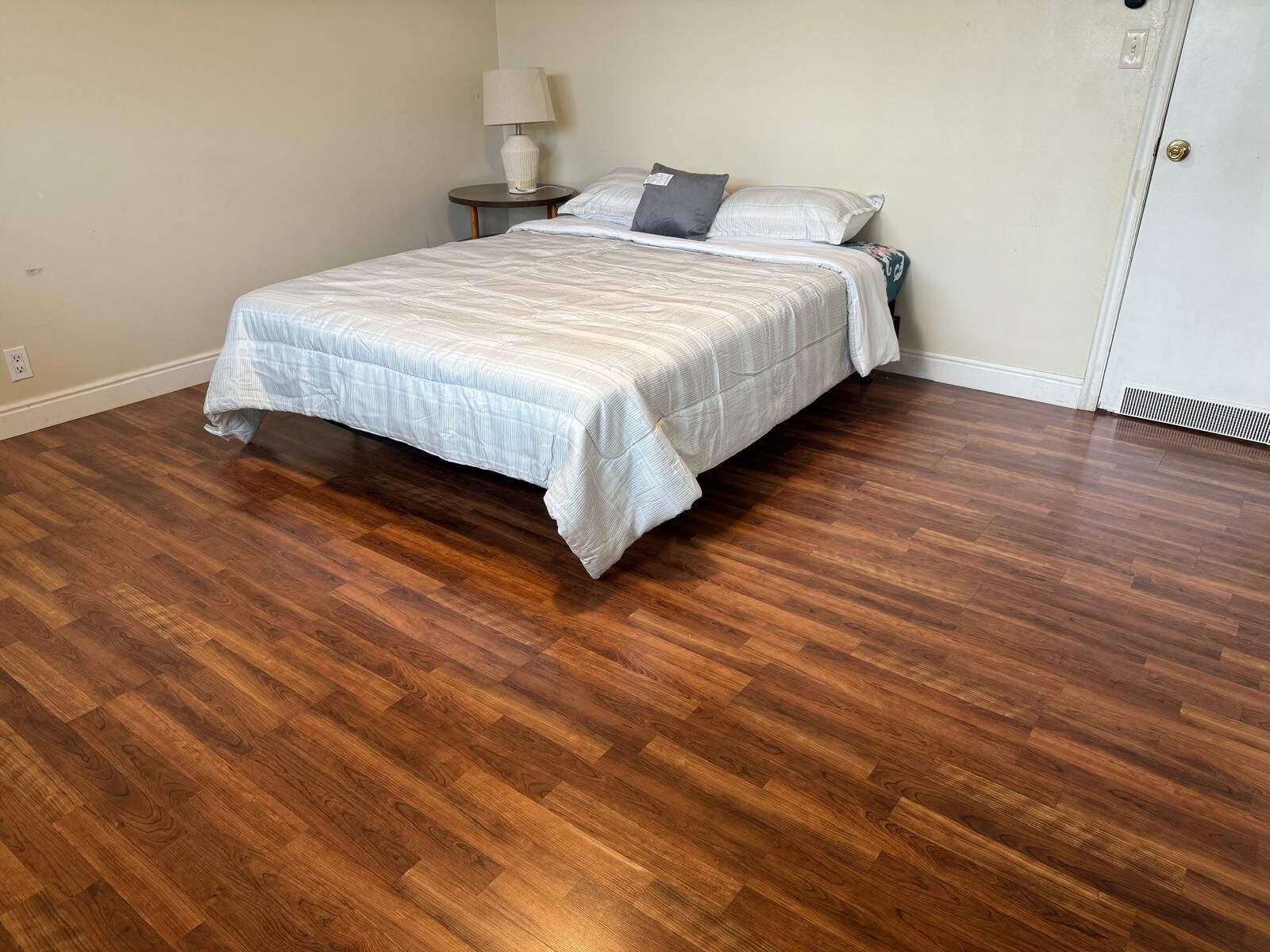 5 habitaciones, tabla de planchar con plancha y wifi gratis 