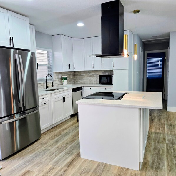 Kühlschrank, Mikrowelle, Ofen, Herdplatte