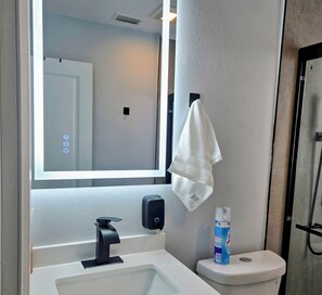 Dusche, Haartrockner, Bidet, Handtücher