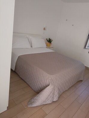 1 غرفة نوم ومكواة/لوح كي وواي فاي مجانًا وملاءات أسرّة