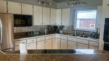 Jääkaappi, mikroaaltouuni, uuni, liesi