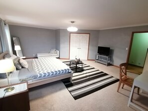 4 bedrooms, iron/ironing board, free WiFi, bed sheets - Grand Bend Cottage. Private 26 acres of magical landscape & exclusive pond. (Dashwood)