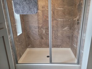 Regadera, toallas, jabón, papel de baño 