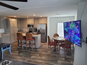 Mikrobølgeovn, ovn, kokeplater og oppvaskmaskin