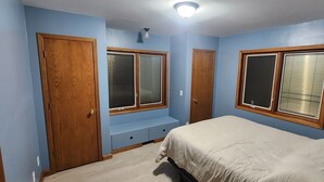 7 bedrooms, travel crib, WiFi (free), bed sheets - Prairie Refuge/EV Charger (Deerfield)