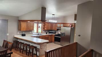 Mikrovågsugn, ugn, spishäll och diskmaskin