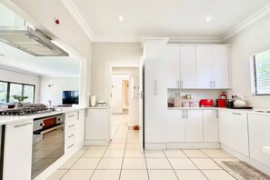 Mikrowelle, Ofen, Herdplatte, Geschirrspüler