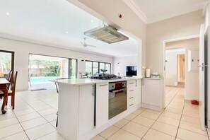 Mikrowelle, Ofen, Herdplatte, Geschirrspüler