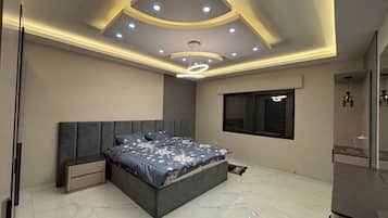 3 bedrooms, iron/ironing board, WiFi, bed sheets