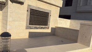 المنطقة المحيطة بالمنشأة