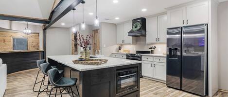 Microondas, horno, placa de cocina y lavavajillas