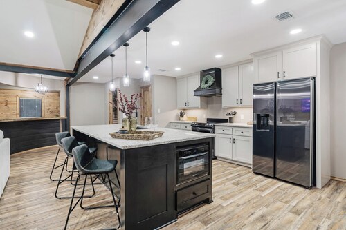 Spacious 3BR Family Friendly Retreat w/ Sunroom & Office – Near Downtown Paris!