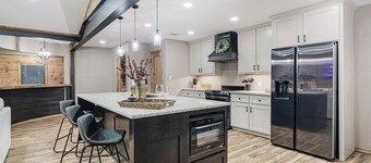 Spacious 3BR Family Friendly Retreat w/ Sunroom & Office – Near Downtown Paris!