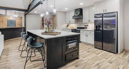 Spacious 3BR Family Friendly Retreat w/ Sunroom & Office – Near Downtown Paris!