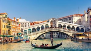A canal with gondolas, a bridge, and historic buildings. - B&B Cavallotti (Mestre)