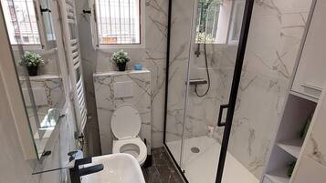 Een haardroger, handdoeken, zeep, toiletpapier